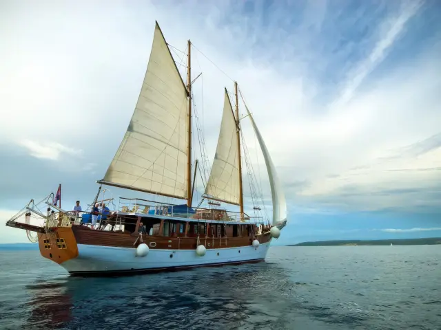 Yacht Romanca sailing