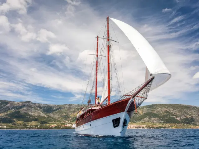 Yacht Romanca sailing