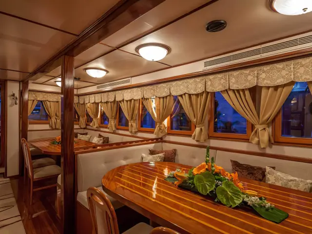 Yacht Romanca saloon