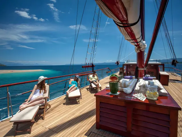 Yacht Romanca deck