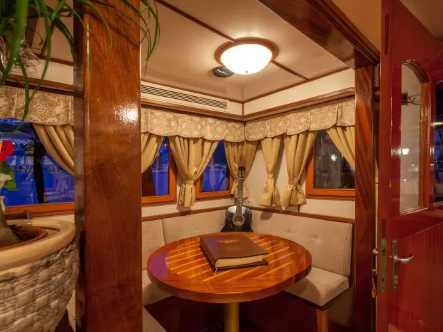 Yacht Romanca saloon
