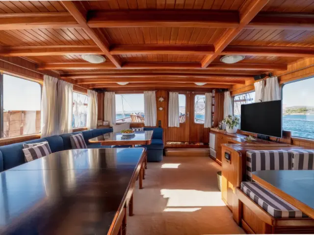 Yacht Lithi cabin bathroom