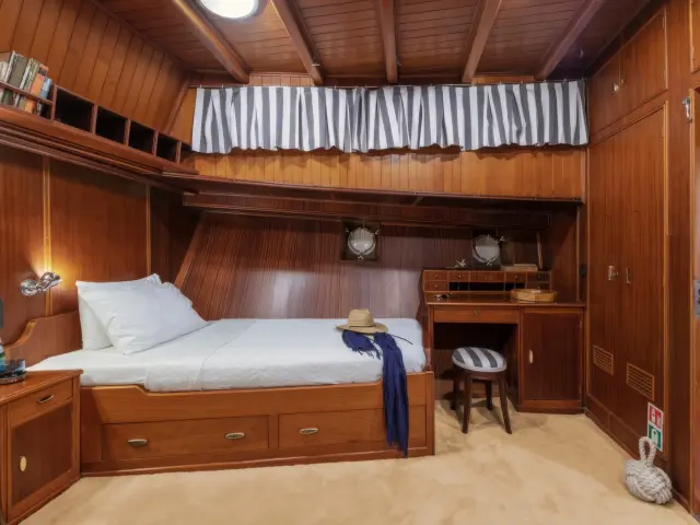 Yacht Lithi cabin
