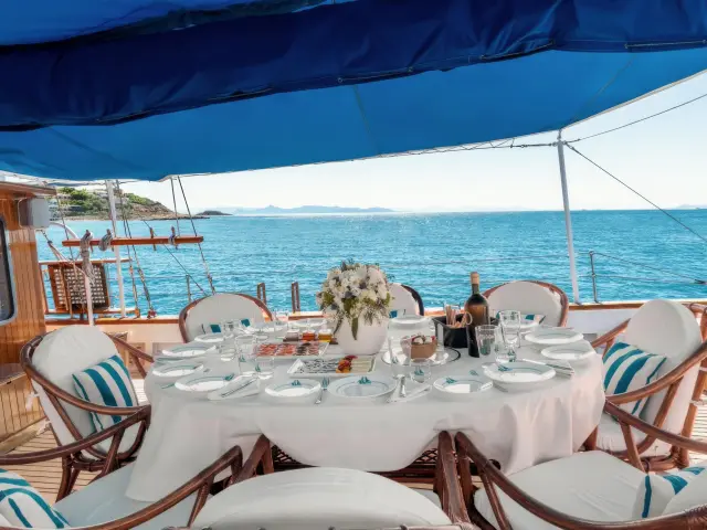 Yacht Lithi dining table