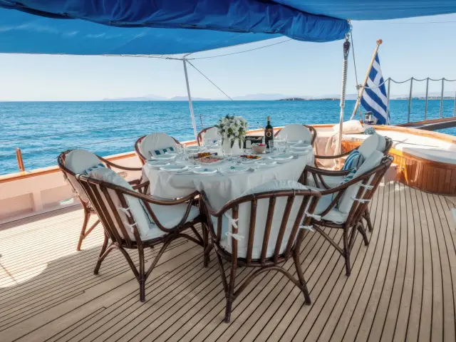 Yacht Lithi dining table