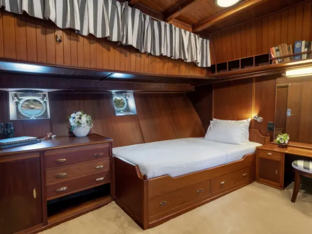 Yacht Lithi cabin