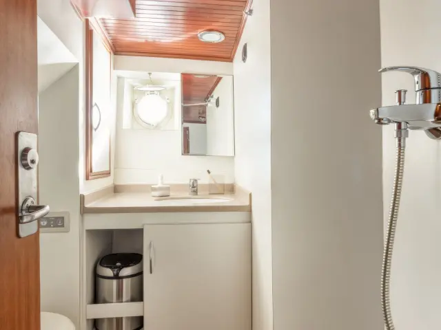 Yacht Lithi cabin bathroom