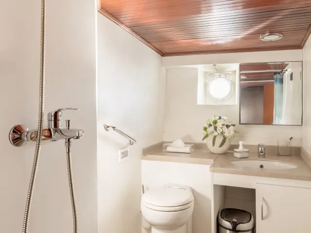 Yacht Lithi cabin bathroom