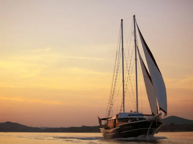 Yacht Aurum side view