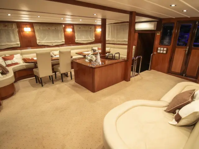 Yacht Aurum saloon