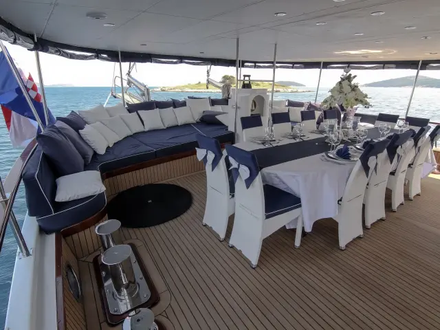 Yacht Aurum dining table