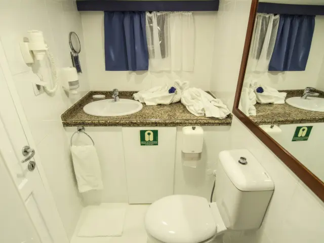 Yacht Aurum cabin bathroom