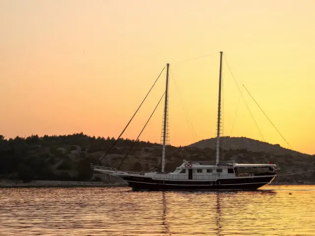 Yacht Aurum side view