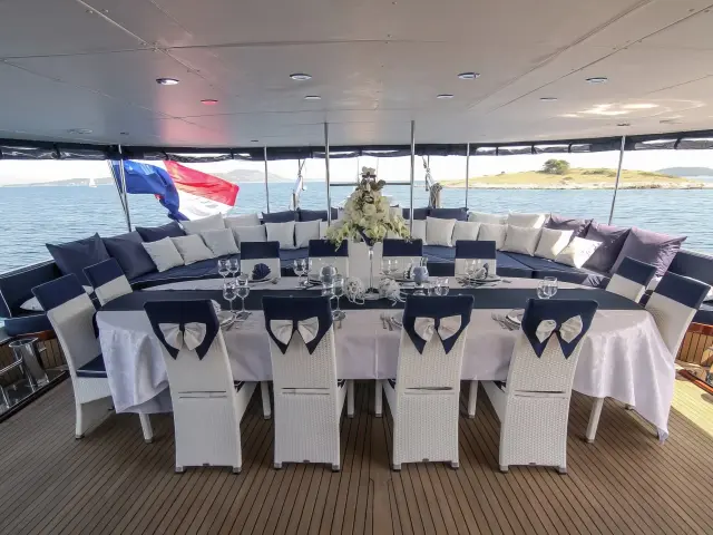 Yacht Aurum dining table