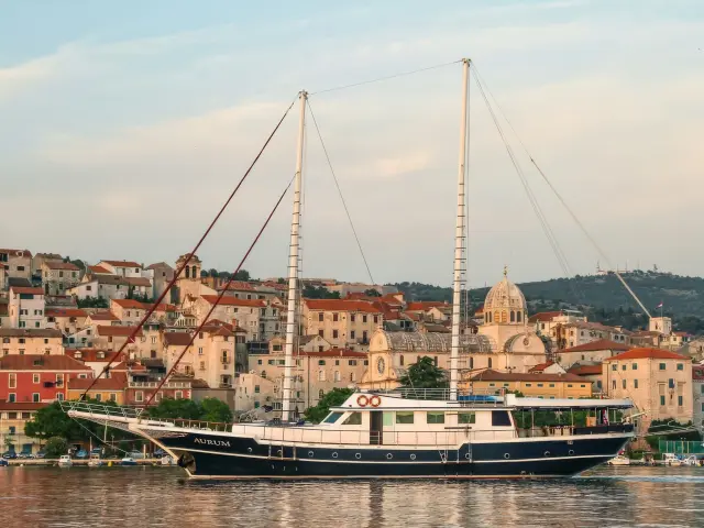 Yacht Aurum side view
