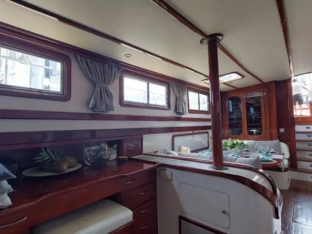 Yacht Anemos saloon