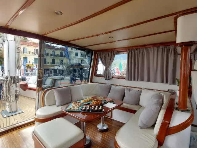 Yacht Anemos saloon