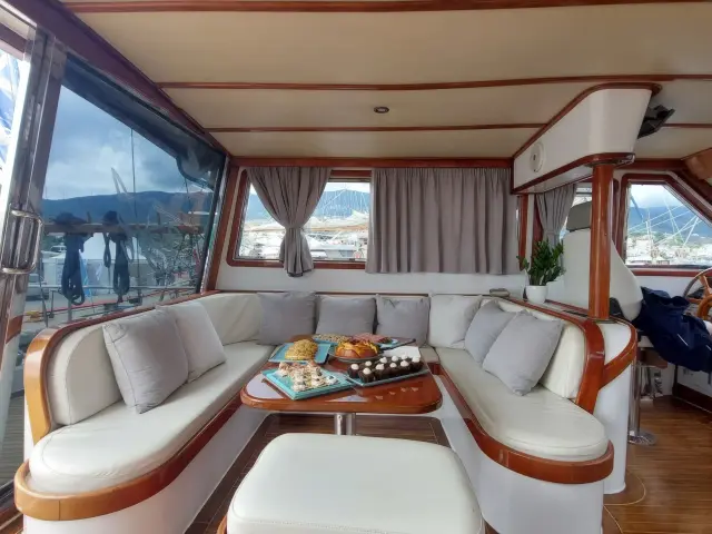 Yacht Anemos saloon