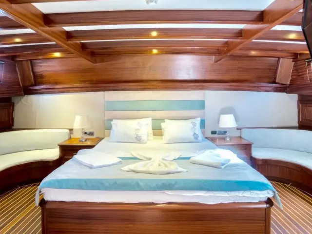 Yacht Freedom cabin