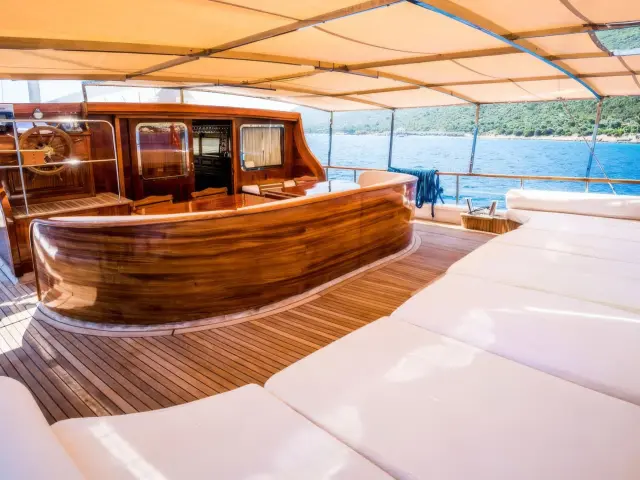 Yacht Freedom aft