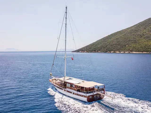 Yacht Freedom side view