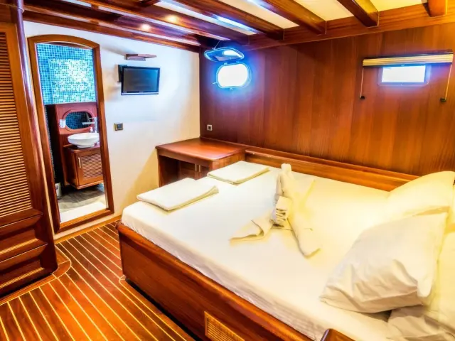 Yacht Freedom cabin