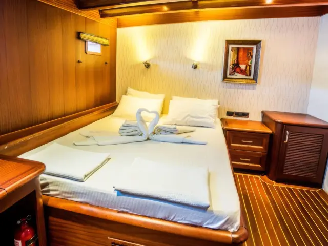 Yacht Freedom cabin