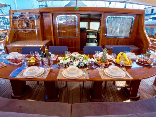Yacht Freedom dining table
