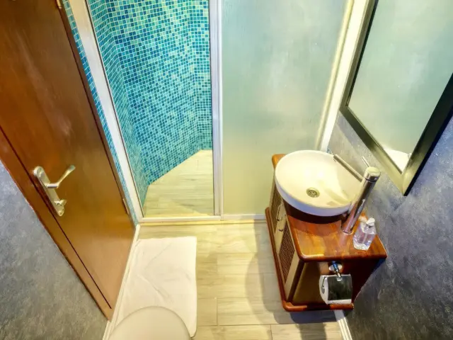 Yacht Freedom cabin bathroom
