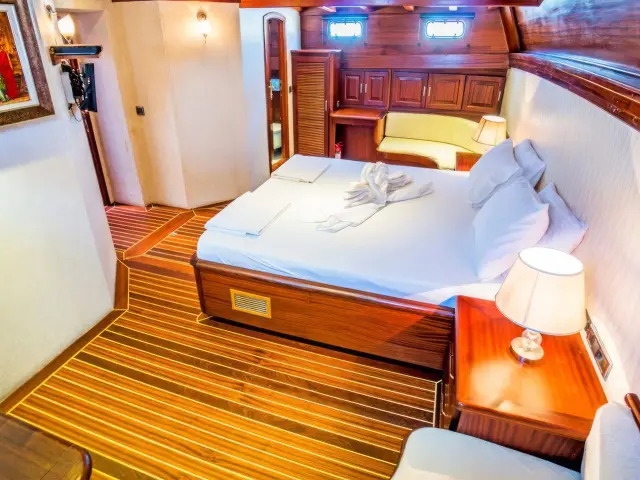Yacht Freedom cabin