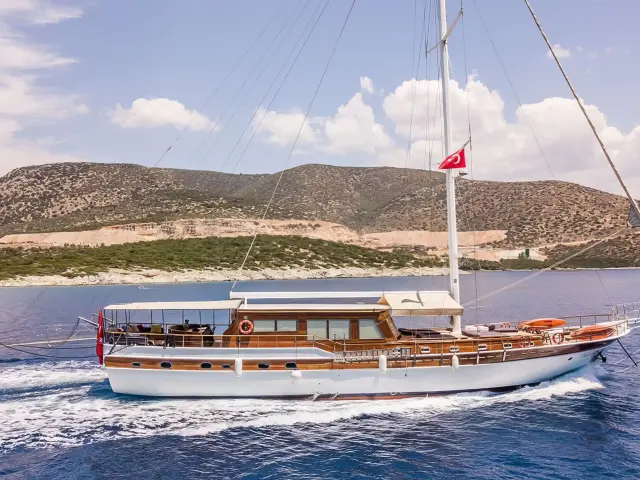 Yacht Freedom side view