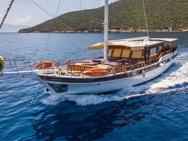 Yacht Freedom side view