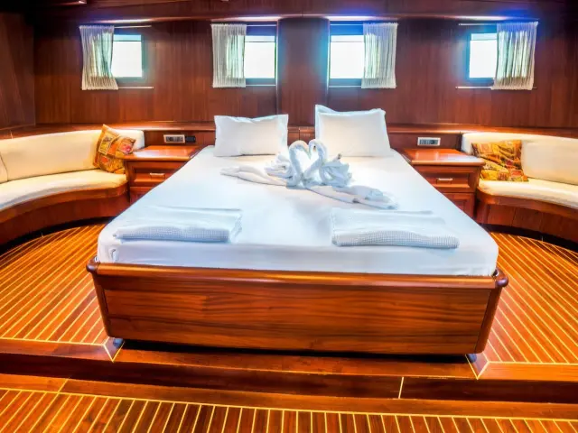 Yacht Freedom cabin