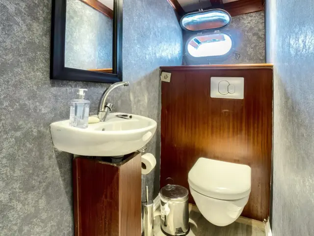 Yacht Freedom cabin bathroom
