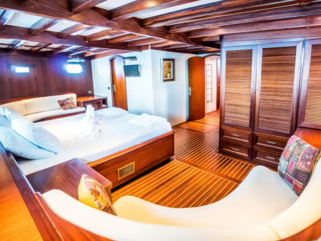 Yacht Freedom cabin