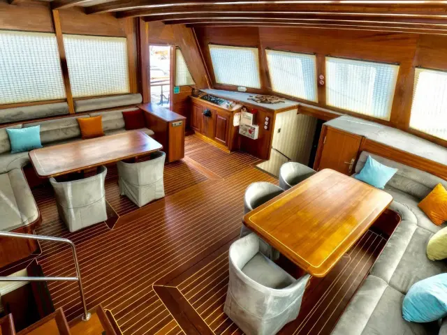 Yacht Freedom saloon