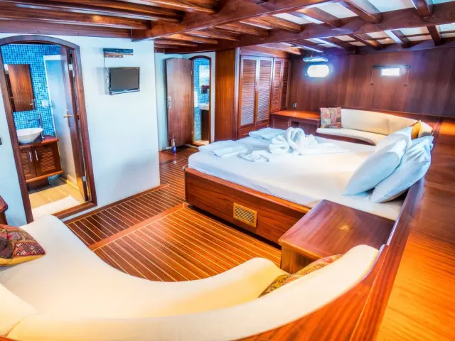 Yacht Freedom cabin