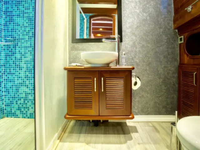 Yacht Freedom cabin bathroom