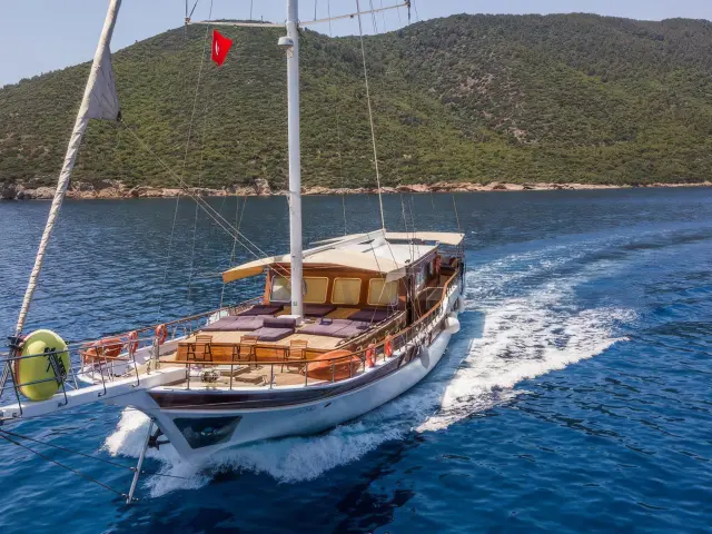 Yacht Freedom front view