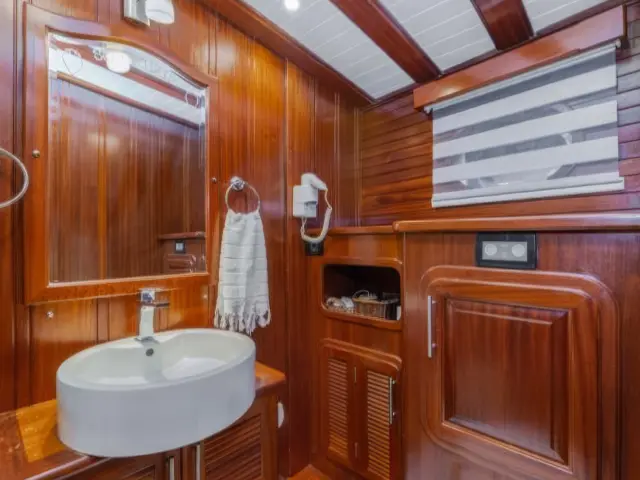 Yacht Sema Tuana cabin bathroom