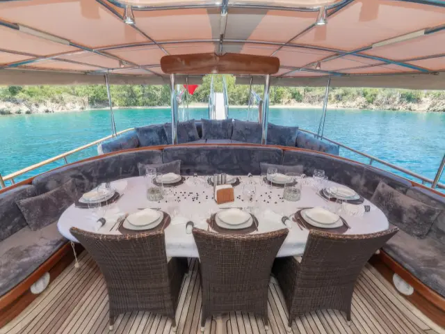 Yacht Sema Tuana dining table
