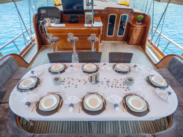Yacht Sema Tuana dining table