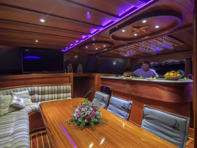 Yacht Allure dining table