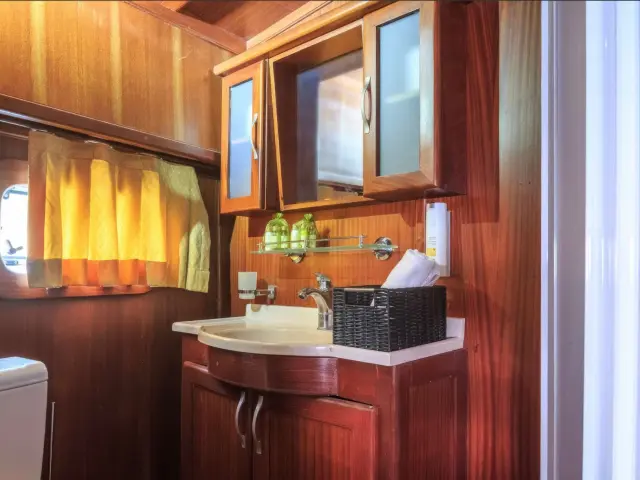 Yacht Allure cabin bathroom