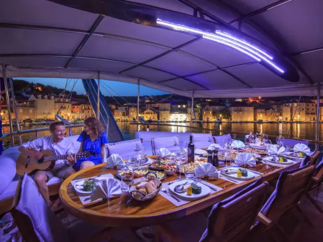 Yacht Allure dining table