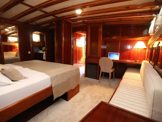 Yacht Kadena cabin
