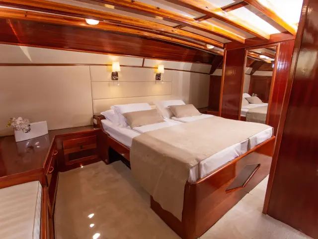 Yacht Kadena cabin