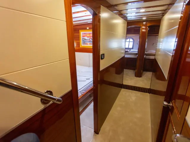 Yacht Kadena hallway