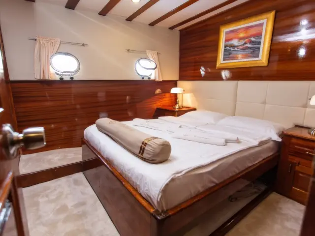 Yacht Kadena cabin