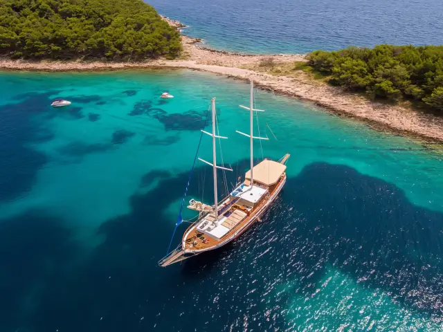 Yacht Kadena aerial view